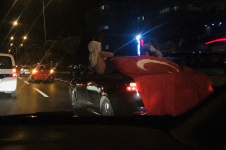 Bursa'da '&ouml;l&uuml;m&uuml;ne' asker uğurlaması! Sokağı kapattılar