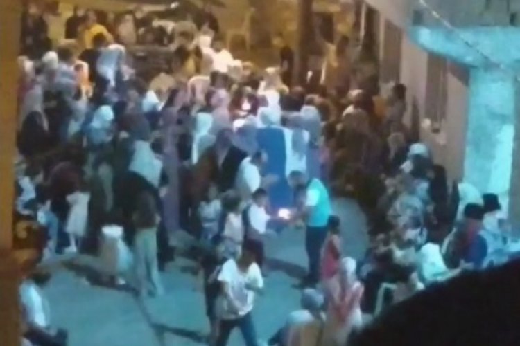 Bursa'da koronavir&uuml;se rağmen halay &ccedil;ektiler