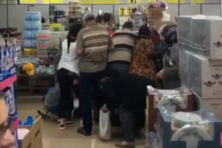 30 kuruşluk kavanoz kapağı i&ccedil;in birbirlerine girdiler