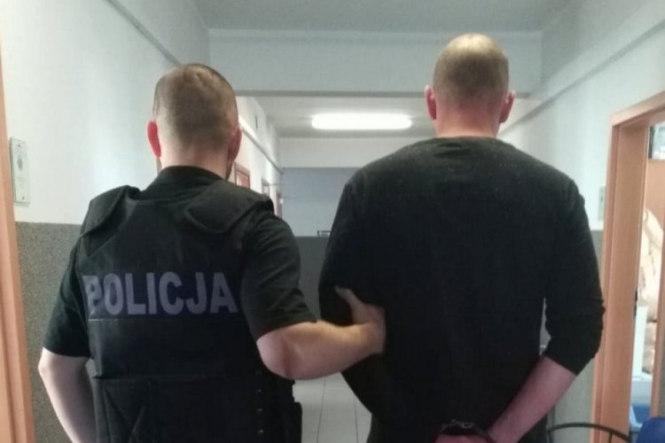 Maske takmadığı i&ccedil;in kendisini uyaran kadın &ccedil;alışana yumruk attı