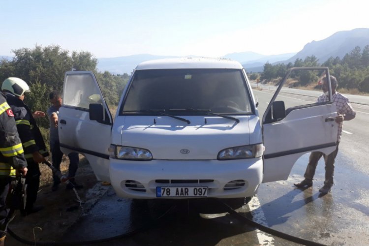 Seyir halindeki kamyonet alev aldı