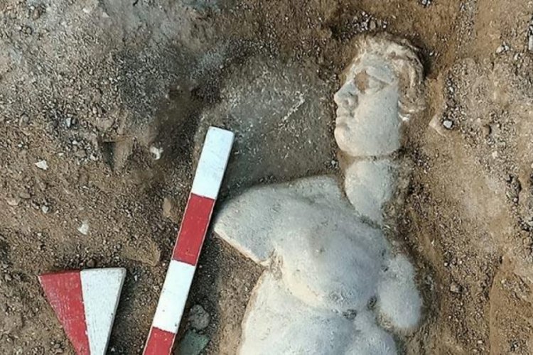 Mitolojik varlık Satyros'un kabartması bulundu