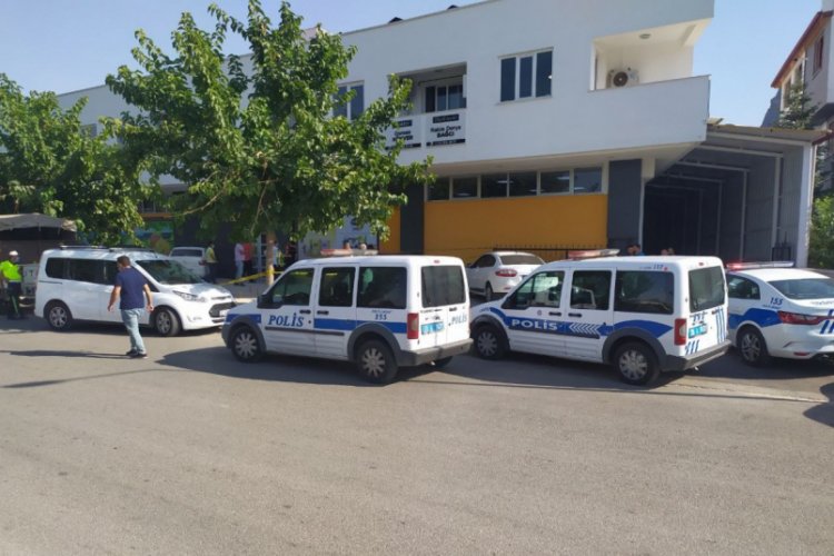 Aranan şahıs polis memurunun ayağını kırarak ka&ccedil;maya &ccedil;alıştı
