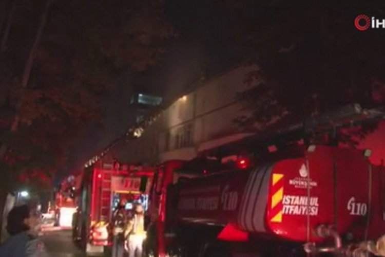 &Uuml;sk&uuml;dar'da hastanenin &ccedil;atısında yangın &ccedil;ıktı