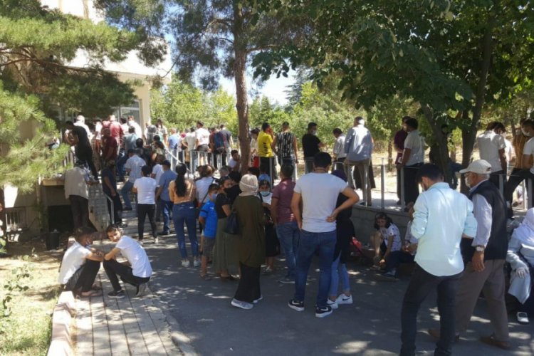 Hastane &ouml;n&uuml;nde Covid-19 testi kuyruğu!