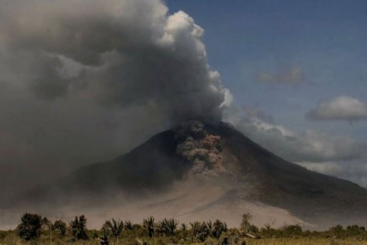Endonezya'daki Sinabung Yanardağı'nda patlama