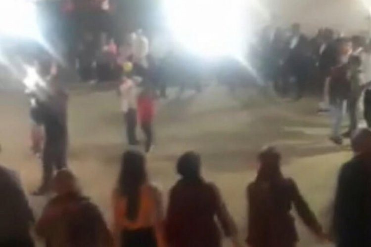 Sosyal mesafesiz ve maskesiz d&uuml;ğ&uuml;n