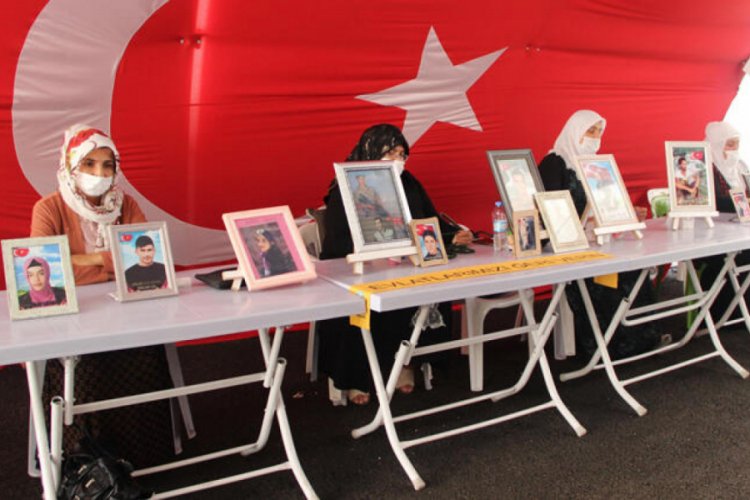 Diyarbakır'da HDP &ouml;n&uuml;ndeki eylemde 341'inci g&uuml;n