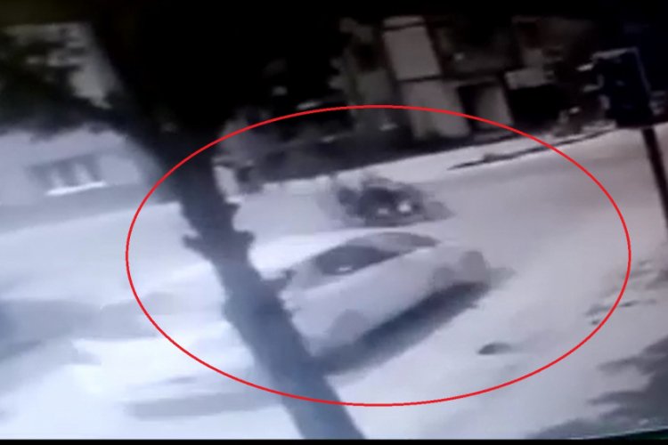 Bursa'da otomobil ile bisikletin &ccedil;arpışma anı kamerada: Baba oğul yaralandı