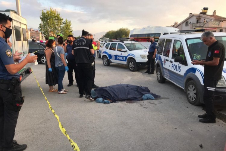 Yolun karşısına ge&ccedil;meye &ccedil;alışan yaşlı adama otomobil &ccedil;arptı