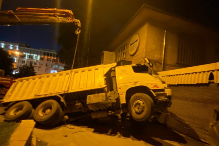 Kamyonetin ağırlığına dayanamayan yol &ccedil;&ouml;kt&uuml;!