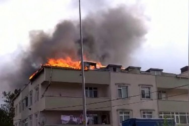 Mangaldan tutuşan &ccedil;atı, alev alev yandı