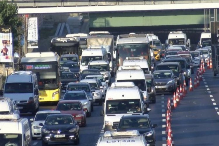 Hali&ccedil; K&ouml;pr&uuml;s&uuml;'ndeki 2'inci etap &ccedil;alışmaları trafiği kilitledi