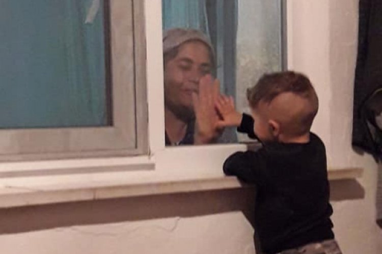 Koronanın acı tablosu: Karantinadaki babannesiyle b&ouml;yle g&ouml;r&uuml;ş&uuml;yor