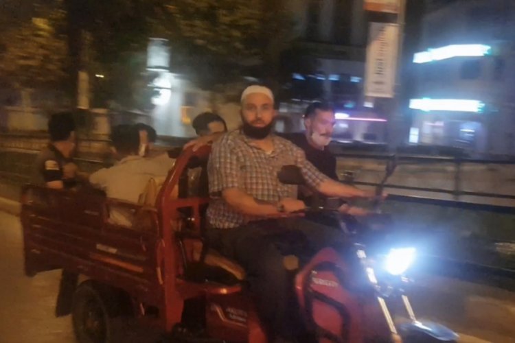 Bursa'da kucak kucağa ama maskeli