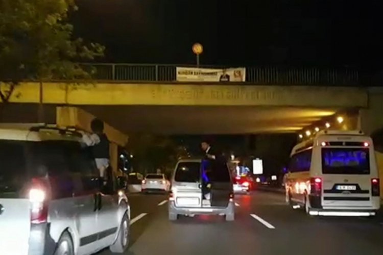 Bursa'da &ccedil;ocukların ve gen&ccedil;lerin camlardan &ccedil;ıktığı tehlikeli d&uuml;ğ&uuml;n konvoyu yolculuğu kamerada