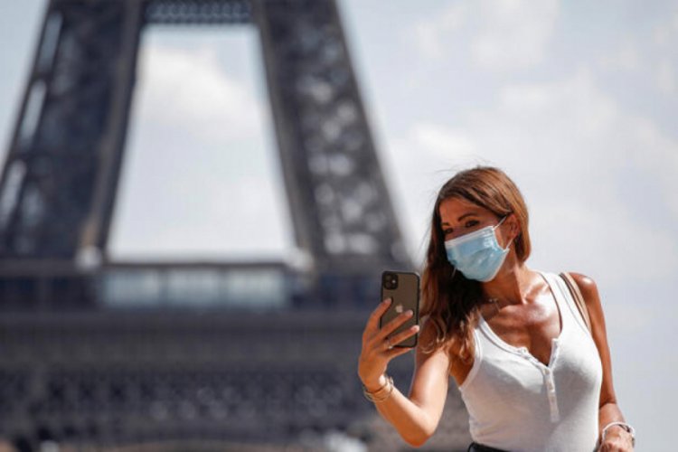 Paris'te maske takmak artık zorunlu