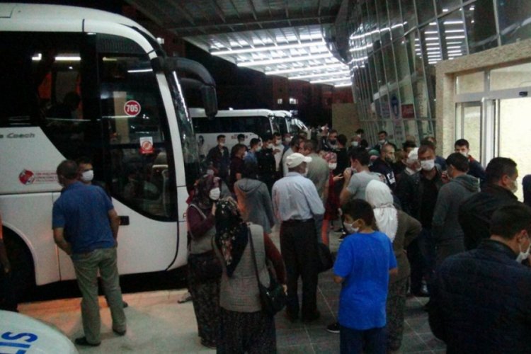 Asker uğurlamada sosyal mesafe unutuldu