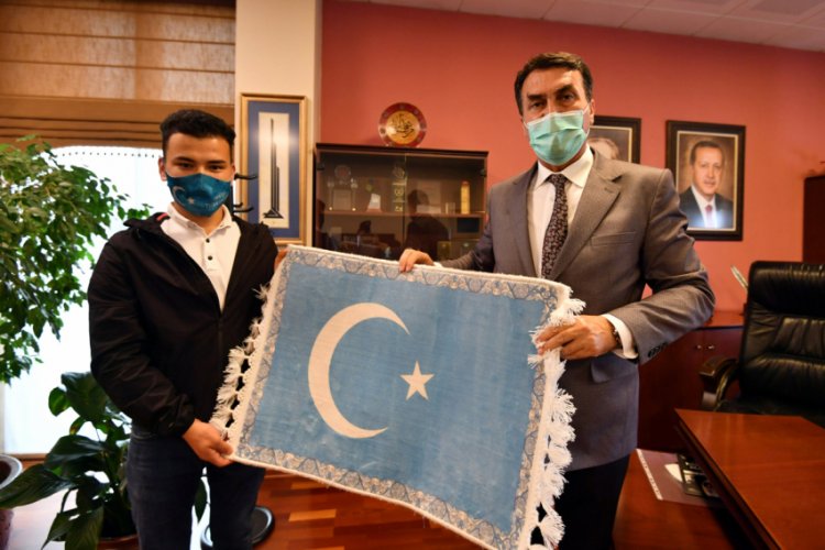 Doğu T&uuml;rkistanlı &ouml;ğrencilerden Bursa Osmangazi Belediye Başkanı D&uuml;ndar'a teşekk&uuml;r