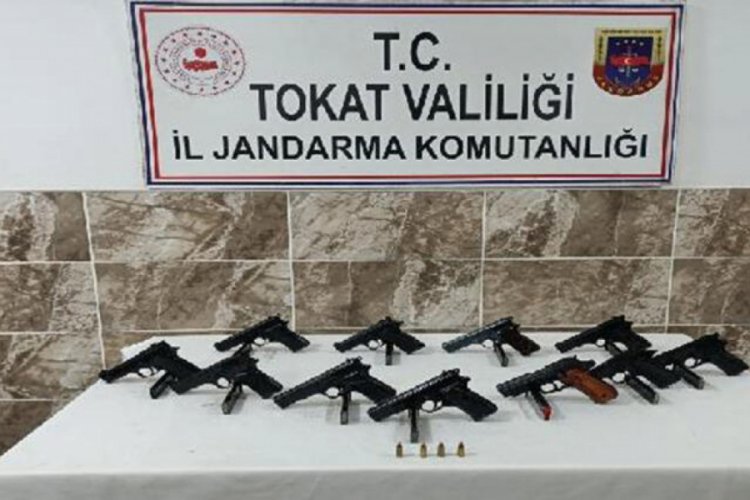 Tokat'ta otomobilin yakıt tankında 11 tabanca ele ge&ccedil;irildi