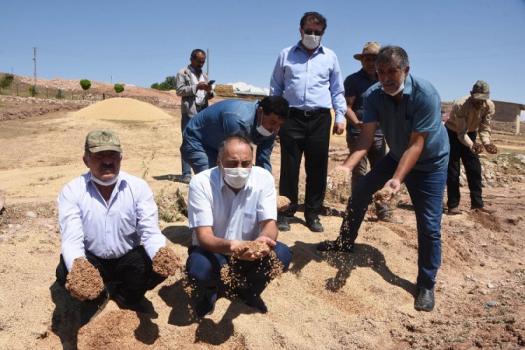Bir hafta arayla iki kez dolu vurdu, mahsul&uuml; sel g&ouml;t&uuml;rd&uuml;