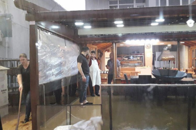 Şiddetli yağış yolları g&ouml;le &ccedil;evirdi