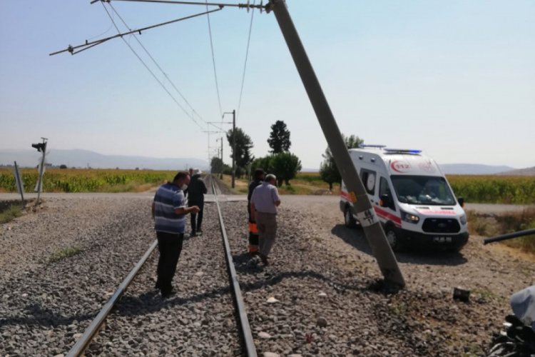 Y&uuml;k treninin &ccedil;arptığı hafif ticari aracın s&uuml;r&uuml;c&uuml;s&uuml; hayatını kaybetti