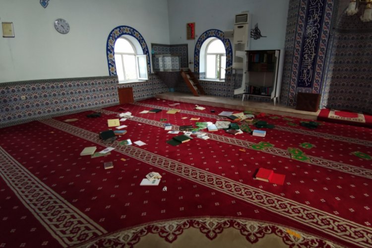 Bursa'da camideki kitaplara zarar verip, ses sistemini bozdular