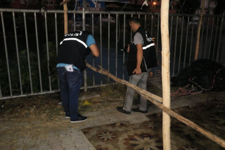 Ağabey ve kardeş arasında kavga! Birbirini bı&ccedil;akladılar