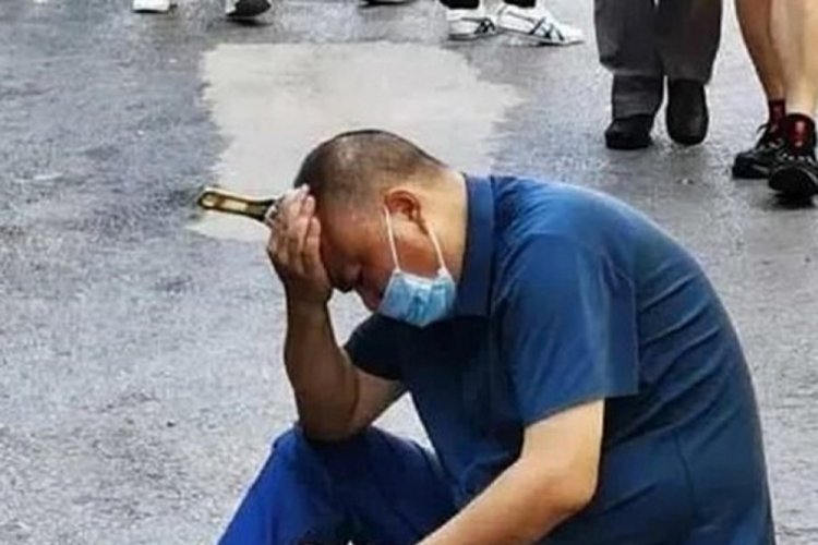 Y&uuml;r&uuml;rken kafasına kurbağacık saplandı