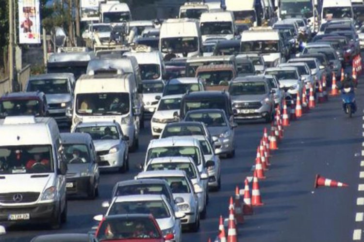 Hali&ccedil; K&ouml;pr&uuml;s&uuml;'ndeki &ccedil;alışmalar nedeniyle D-100'de trafik yoğunluğu
