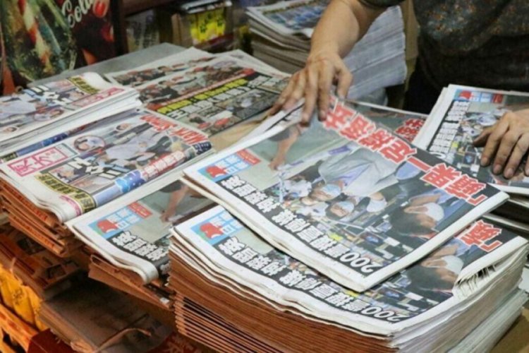 Hong Kong'da medya patronunun tutuklanması protesto edildi