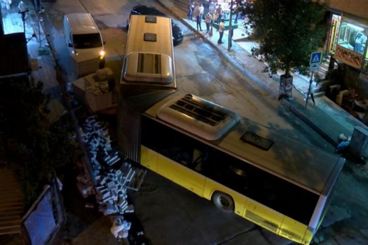 İETT otob&uuml;s&uuml; k&ouml;r&uuml;k kısmından ayrıldı