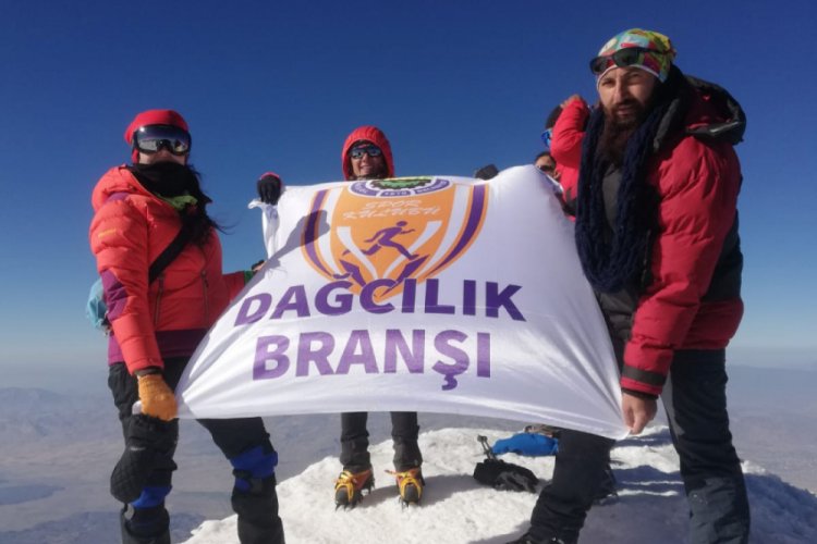 Bursa İneg&ouml;l Belediyespor bayrağı Ağrı zirvesinde dalgalandı