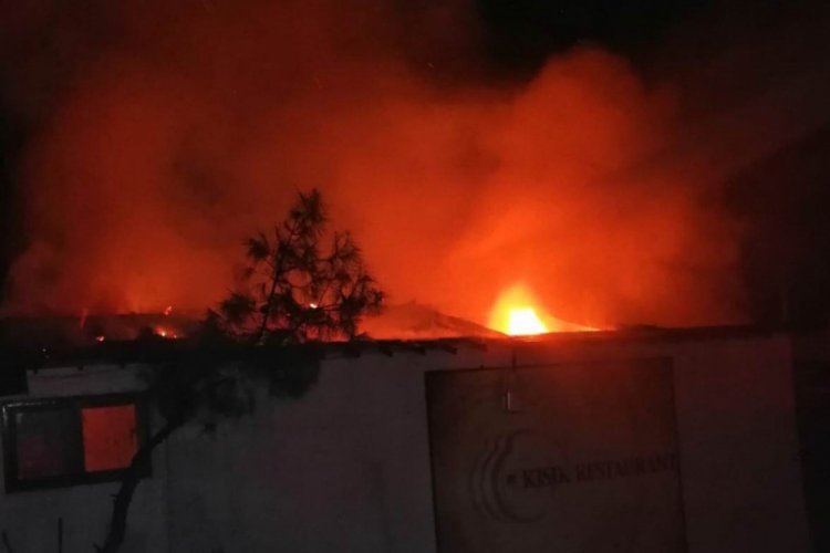 Restoranda &ccedil;ıkan yangın ormanlık alan sı&ccedil;ramadan s&ouml;nd&uuml;r&uuml;ld&uuml;