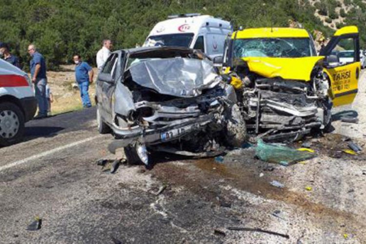 Otomobil ile taksi &ccedil;arpıştı; yaralı almaya gelen ambulans helikopter yola indi