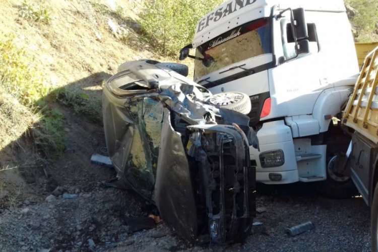 Otomobille tır &ccedil;arpıştı: 2 yaralı