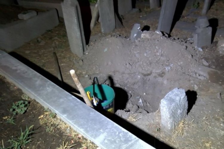 Mezarlıkta yakalanan definecilerden ilgin&ccedil; cevap: Dua ediyorduk
