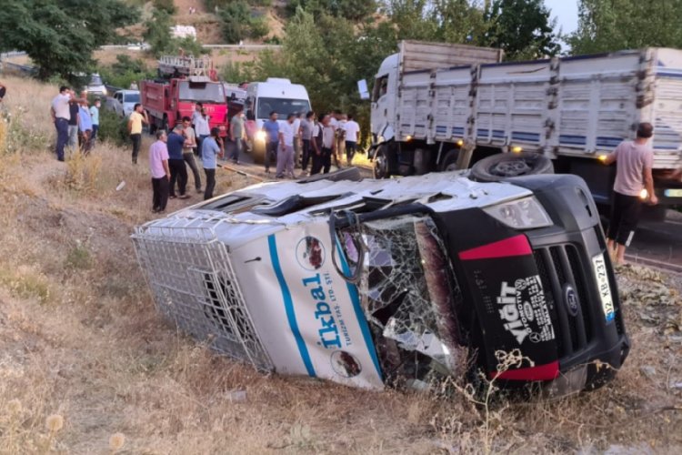 Tarım iş&ccedil;ilerini taşıyan minib&uuml;s ile kamyon &ccedil;arpıştı