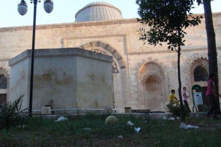 800 yıllık tarihi caminin bah&ccedil;esi &ccedil;&ouml;pl&uuml;ğe d&ouml;nd&uuml;!