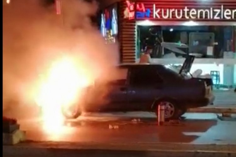 Bursa'da&nbsp;seyir halindeki otomobil alev alev yandı