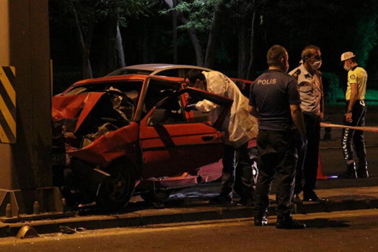 Otomobil aydınlatma direğine &ccedil;arptı: 1 &ouml;l&uuml;