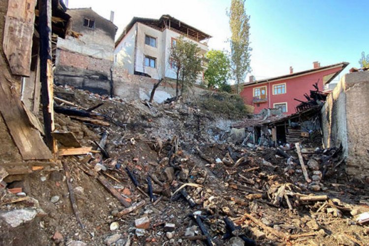 5 kişinin &ouml;ld&uuml;ğ&uuml; yangında k&uuml;le d&ouml;nen evler yıkılıyor