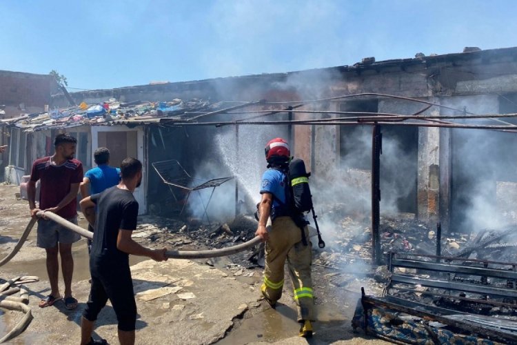 Avşa'daki yangında evler zarar g&ouml;rd&uuml;