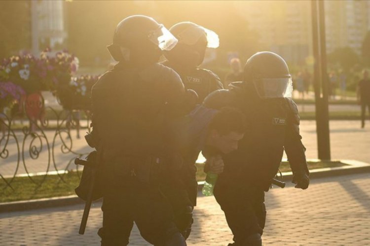 Belarus'taki protestoların &uuml;&ccedil;&uuml;nc&uuml; g&uuml;n&uuml;nde 1000'den fazla kişi g&ouml;zaltına alındı