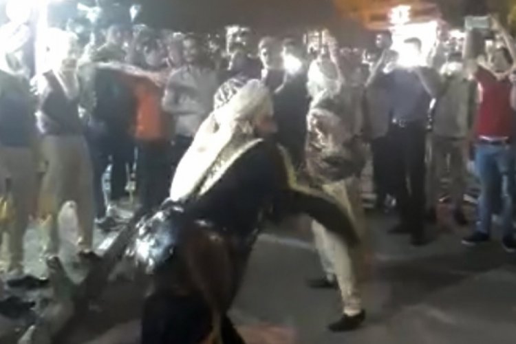 Bursa'da &ouml;l&uuml;m&uuml;ne mesafesiz maskesiz 'kılı&ccedil;lı kalkanlı' g&ouml;steri