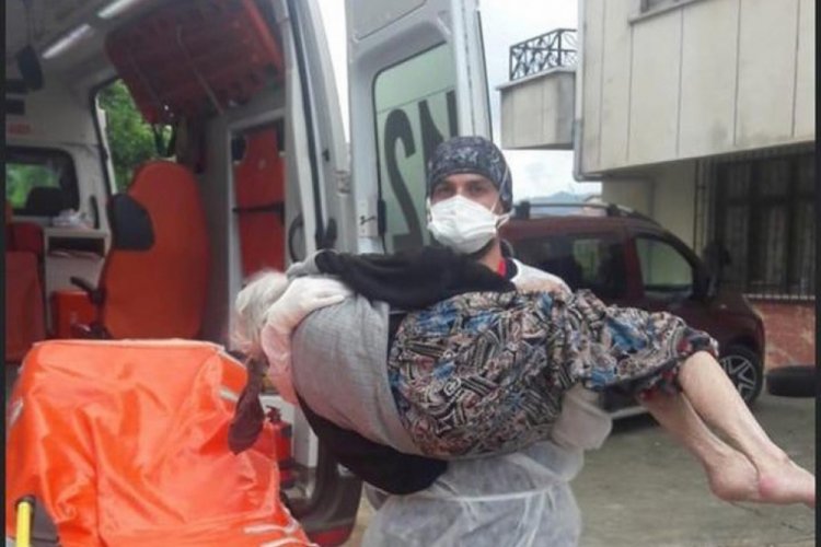 Sağlık &ccedil;alışanı karantinaya alınacak yaşlı kadını kucağında taşıdı