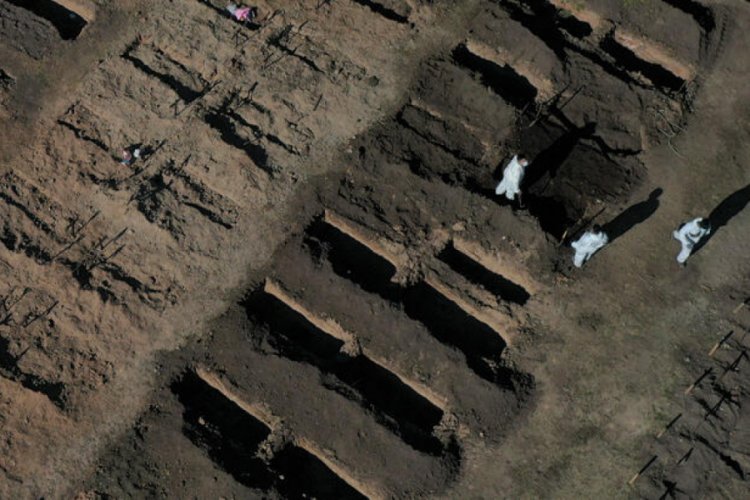 Koronavir&uuml;sten &ouml;l&uuml;mler 750 bine yaklaştı