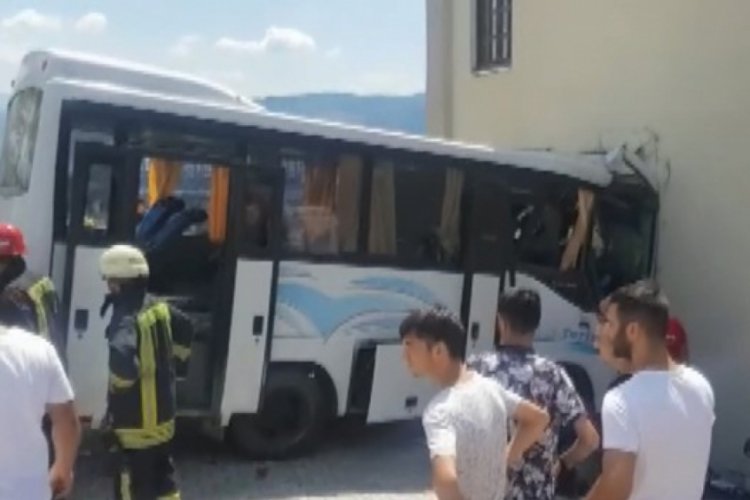 Jandarma servisi kaza yaptı: Yaralılar var