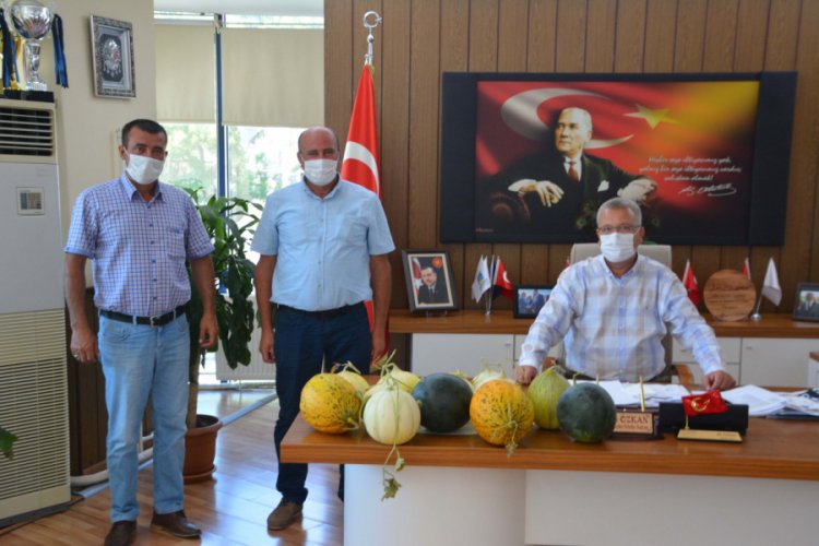 Bursa Karacabey Belediye Başkanı &Ouml;zkan'a doğal hediye